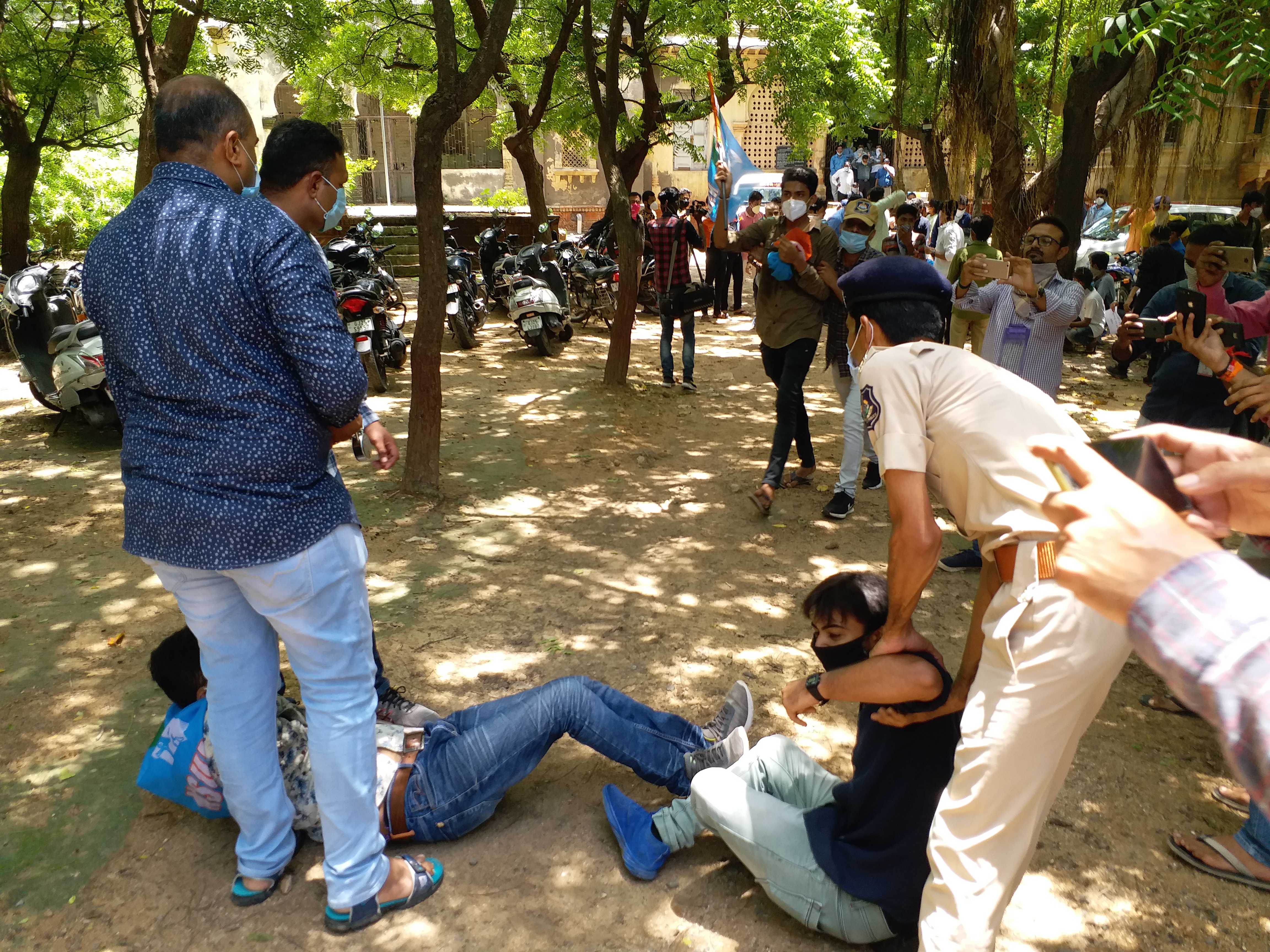 પોરબંદરમાં ખાનગી સ્કૂલોના ફી ઉઘરાણા બાબતે NSUI દ્વારા શિક્ષણ અધિકારી કચેરીનો કર્યો ઘેરાવ