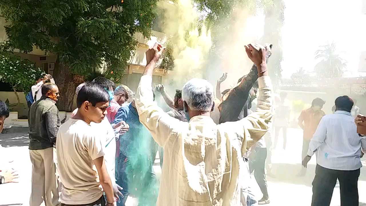 porbandar nsui celebrate holi with disable people