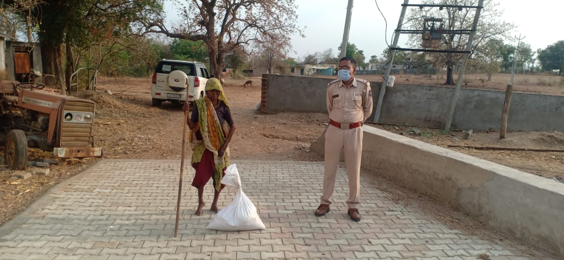 દામાવાવ પોલીસ આવી ગરીબોની મદદે