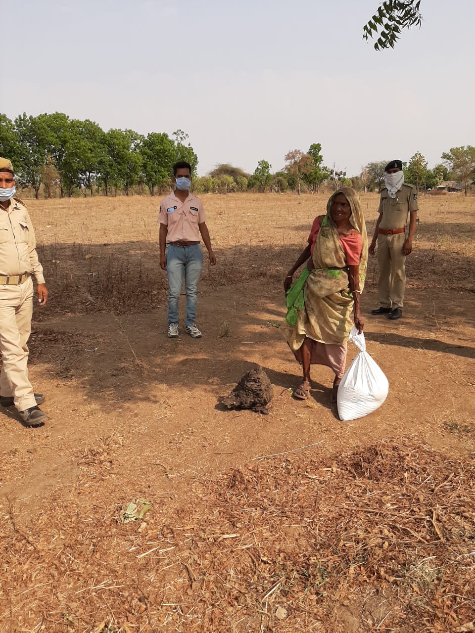 દામાવાવ પોલીસ આવી ગરીબોની મદદે