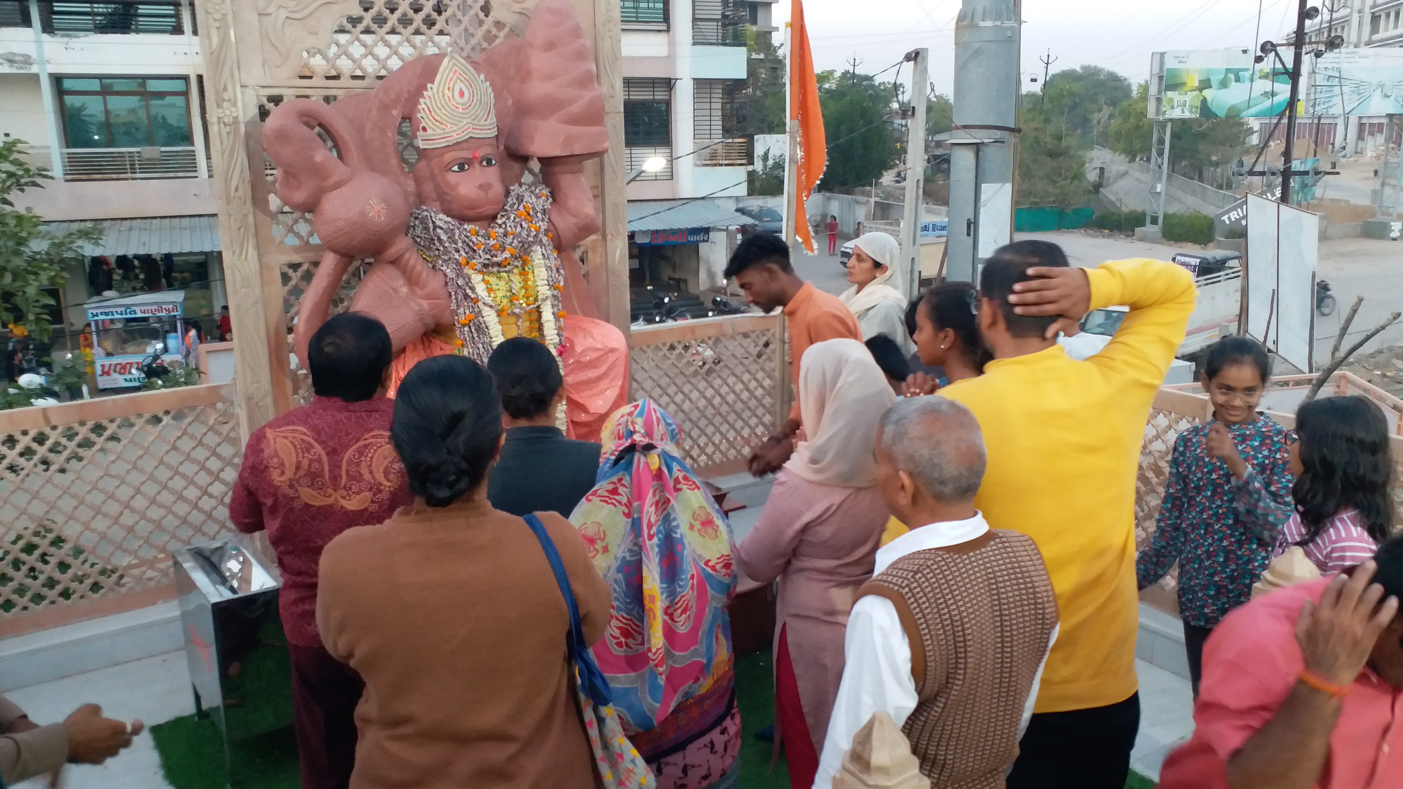 Unique Temple Hanuman Dada In Patan : પાટણમાં હનુમાનદાદાનું અનોખું મંદિર પ્રસાદ રૂપે ચડે છે રોટલા અને રોટલી