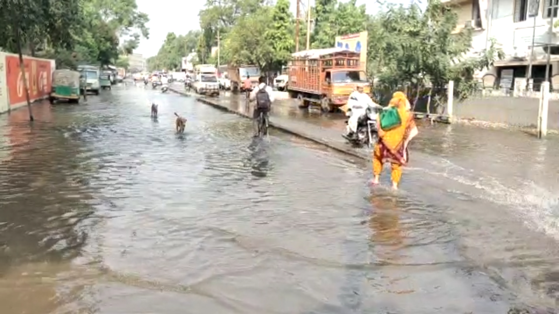 પાટણમાં ગાંધી બાગના સંપનો વાલ્વ તૂટતા માર્ગો જળબંબાકાર બન્યા