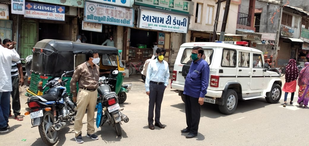 officials Strict against people walking without masks in Patan