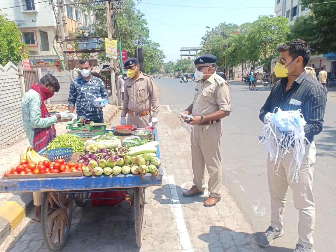 Etv Bharat, Gujarati News, Rajkot News, Covid 19, Rajkot Police