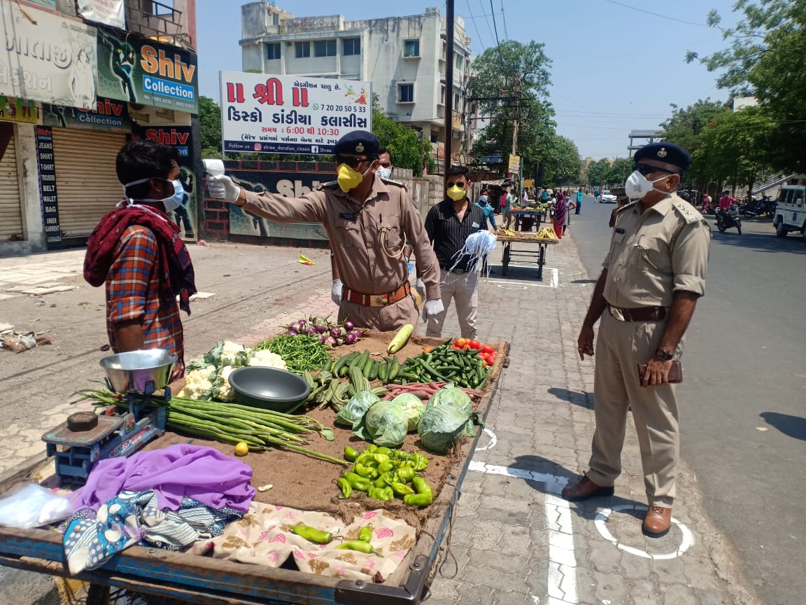 Etv Bharat, Gujarati News, Rajkot News, Covid 19, Rajkot Police