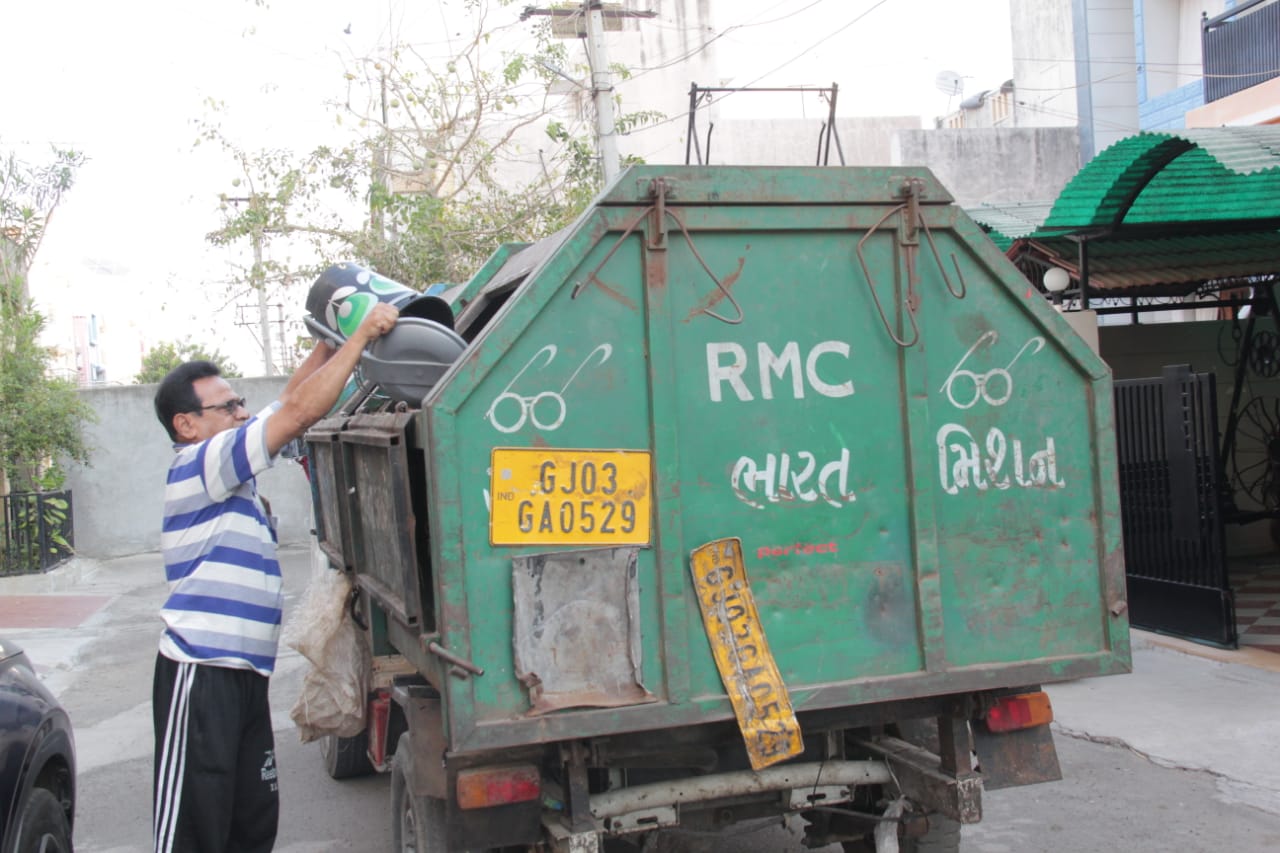 રાજકોટ શહેરને કોરોનાથી દૂર રાખવા ફરજ બજાવતા સફાઈકર્મીઓ