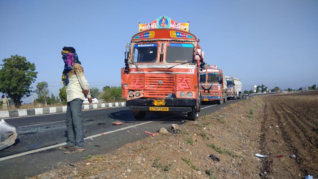 truck-car accident near Jangwad in Atkot