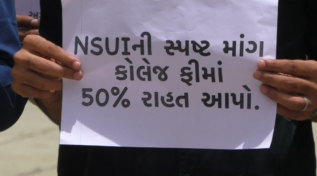 સૌરાષ્ટ્ર યુનિવર્સિટીમાં NSUIનો ઉપકુલપતિને કાજુ બદામ આપીને અનોખો વિરોધ