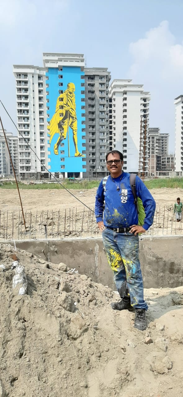 Artist from gondal in rajkot district made the painting of Mahatma gandhi on 15 storey building