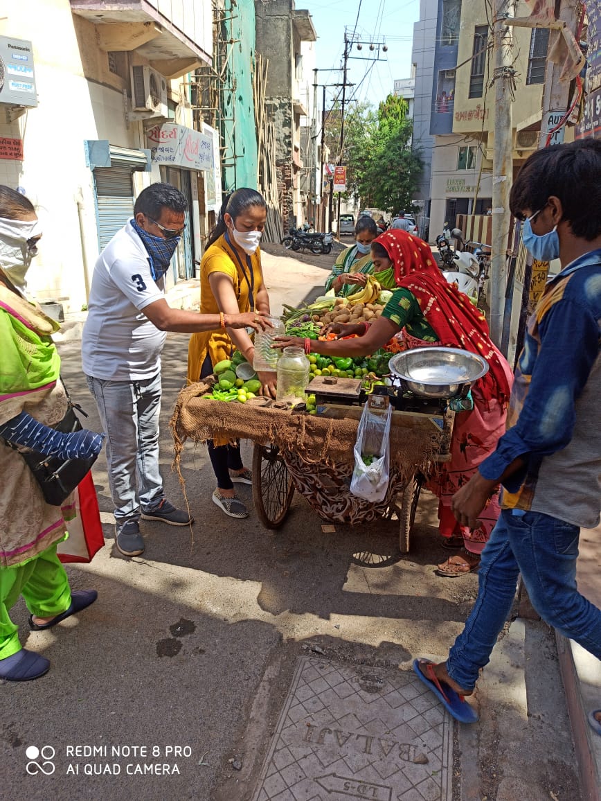 vegetable-traders-are-required-to-keep-two-boxes-for-money-transactions-in-rajkot