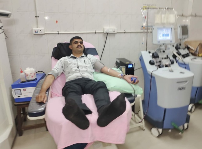 Plasma donation  Plasma donated by policemen  Gujarat cops donate plasma  Gujarat policemen donate plasma  ಪ್ಲಾಸ್ಮ ದಾನ ಮಾಡಲು ಮುಂದೆ ಬಂದ ಪೊಲೀಸರು  ರಾಜ್​ಕೋಟ್​ನಲ್ಲಿ ಪ್ಲಾಸ್ಮ ದಾನ ಮಾಡಲು ಮುಂದೆ ಬಂದ ಪೊಲೀಸರು  ರಾಜ್​ಕೋಟ್​ ಸುದ್ದಿ  ರಾಜ್​ಕೋಟ್​ ಪೊಲೀಸ್​ ಸುದ್ದಿ