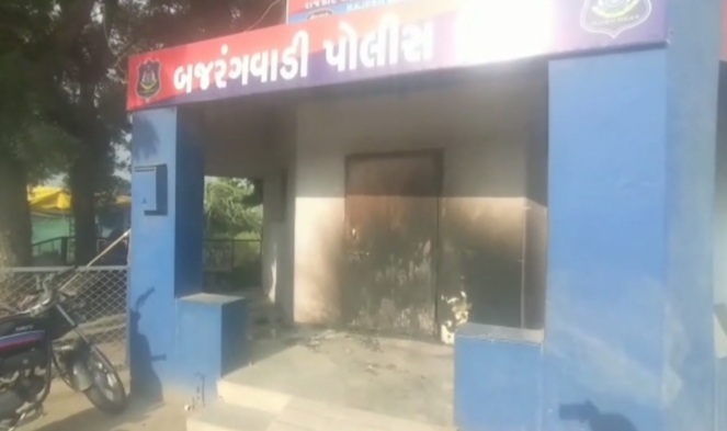 પોલીસ ચોકીને આગ