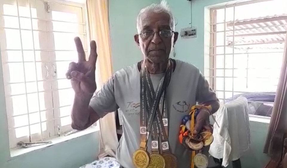 old man get gold medal in swimming