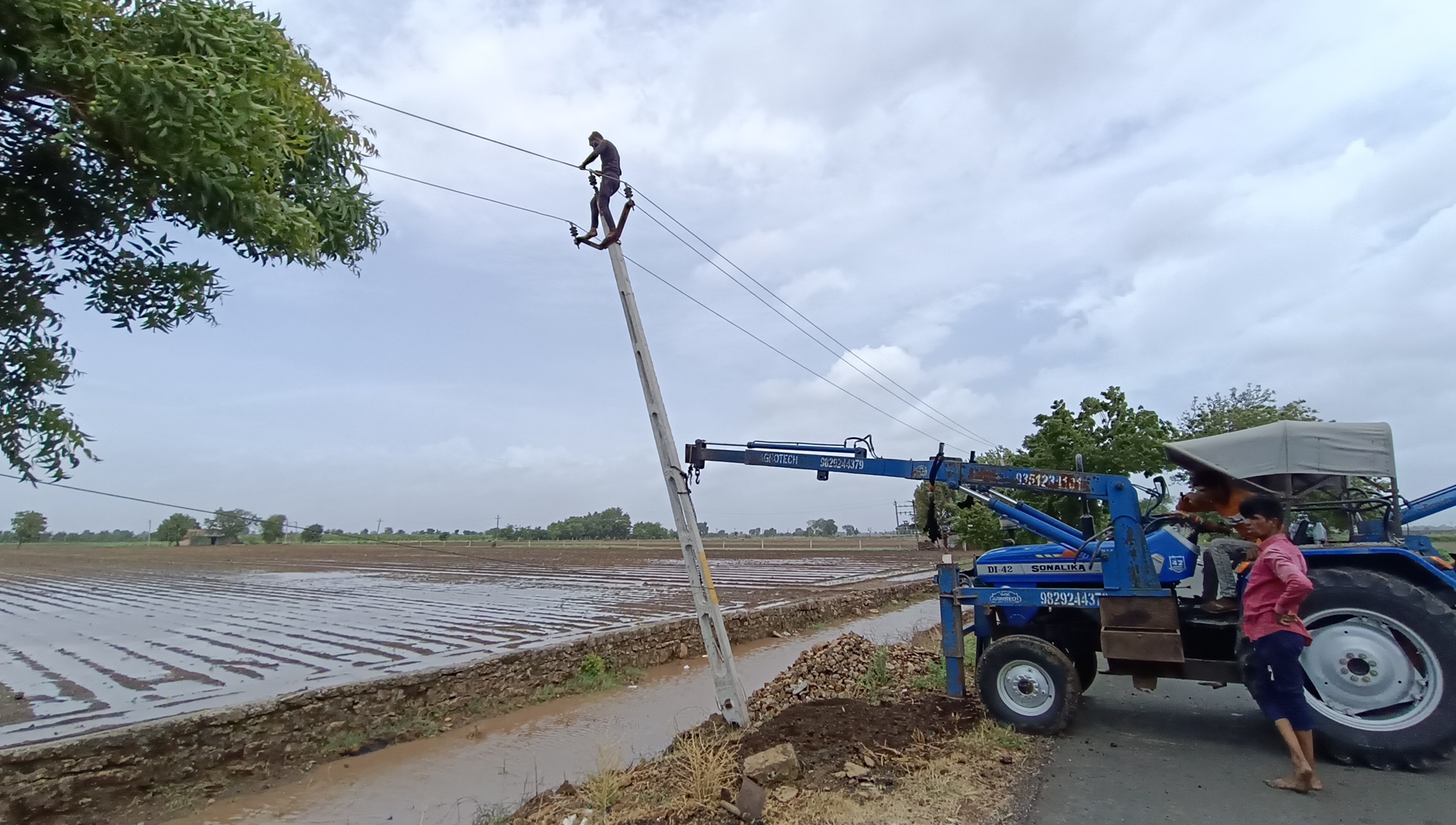 પુનઃ પોલને સ્થાપિત કરી વીજપોલ માર પસાર થતી ઇલેક્ટ્રિસિટી શરૂ કરવા માટેની પણ કામગીરી શરૂ