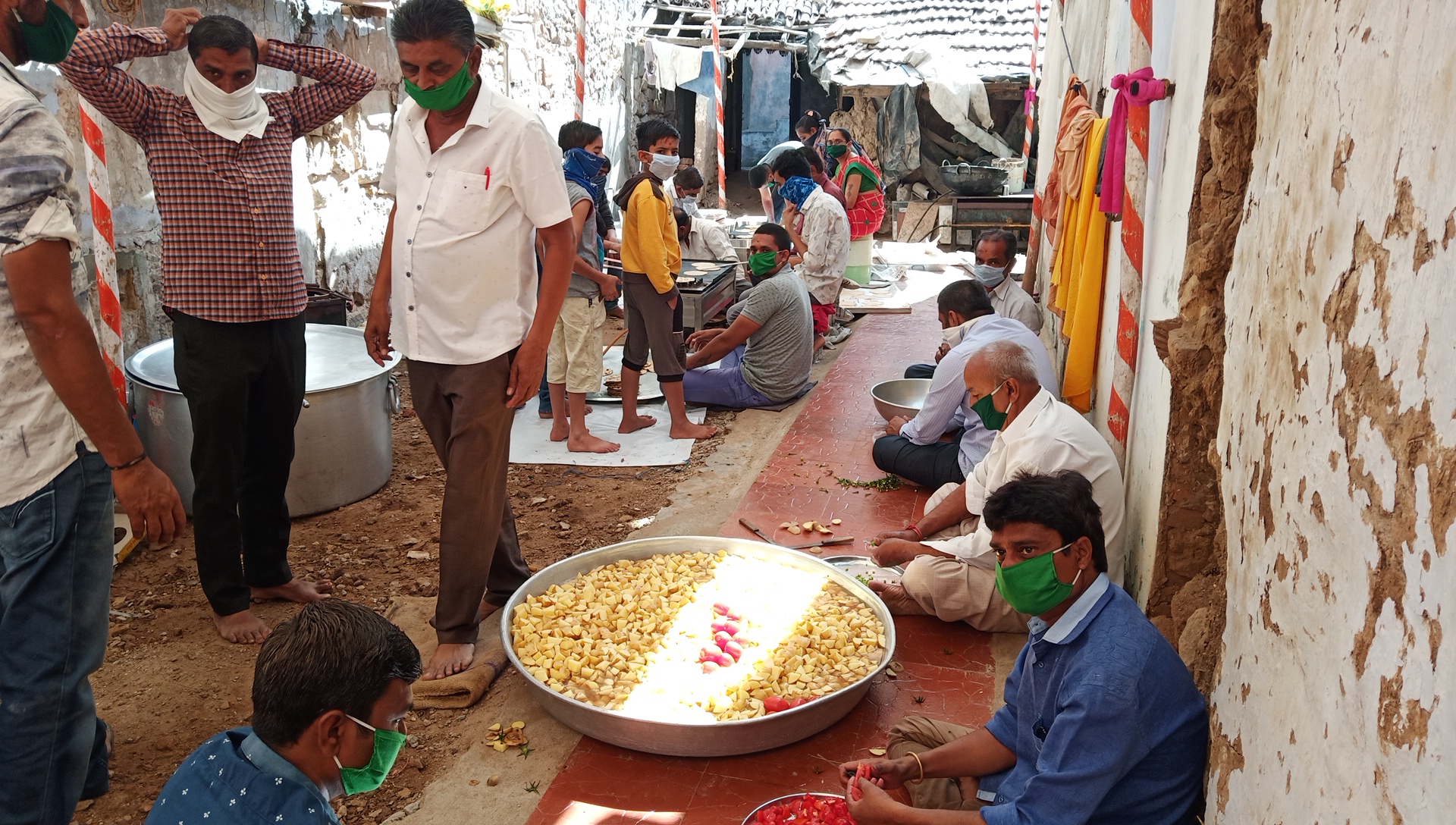 સુરેન્દ્રનગરના રતનપરમા આવેલ સ્વામિનારાયણ મંદીર દ્રારા લોકોને વિના મુલ્યે ભોજન