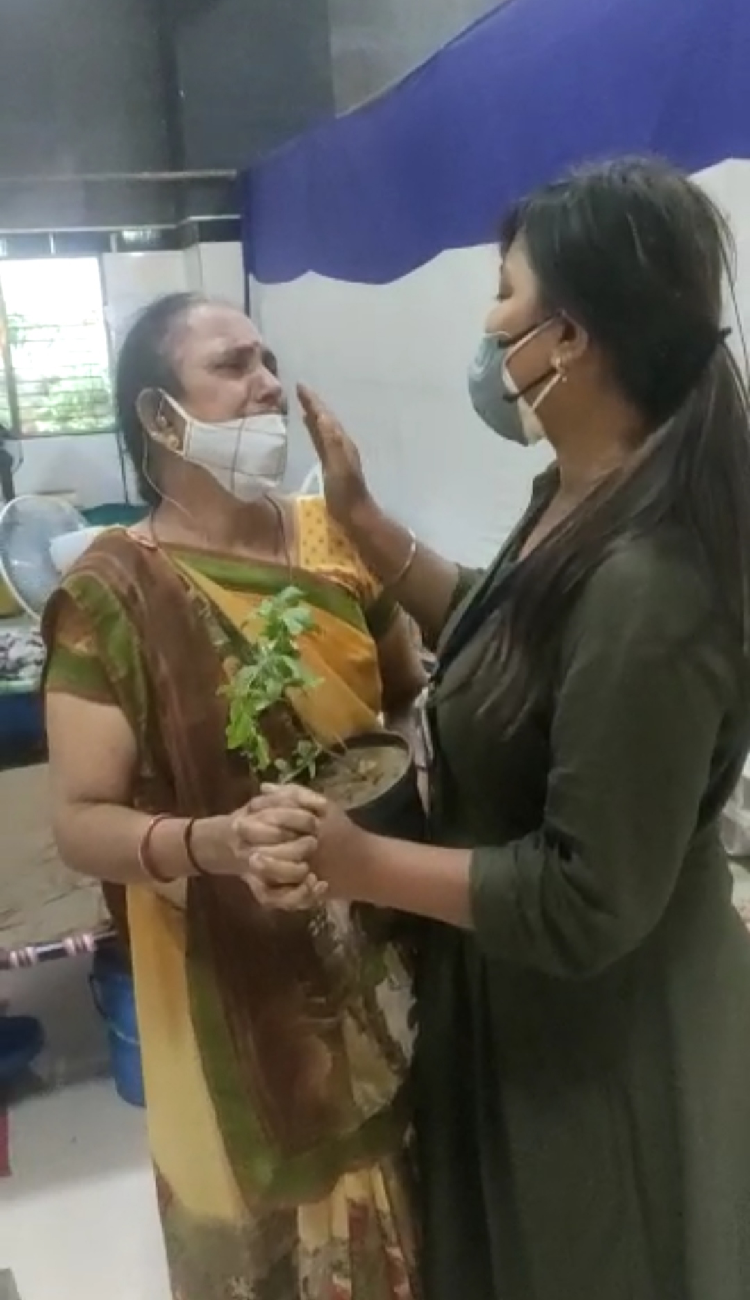 heart-touching-scenes-were-created-in-surat-covid-care-centre-love-like-mother-daughter-between-doctor-and-patient