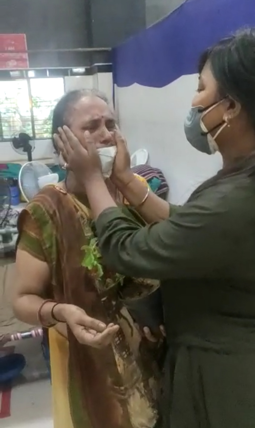 mother daughter between doctor and patient