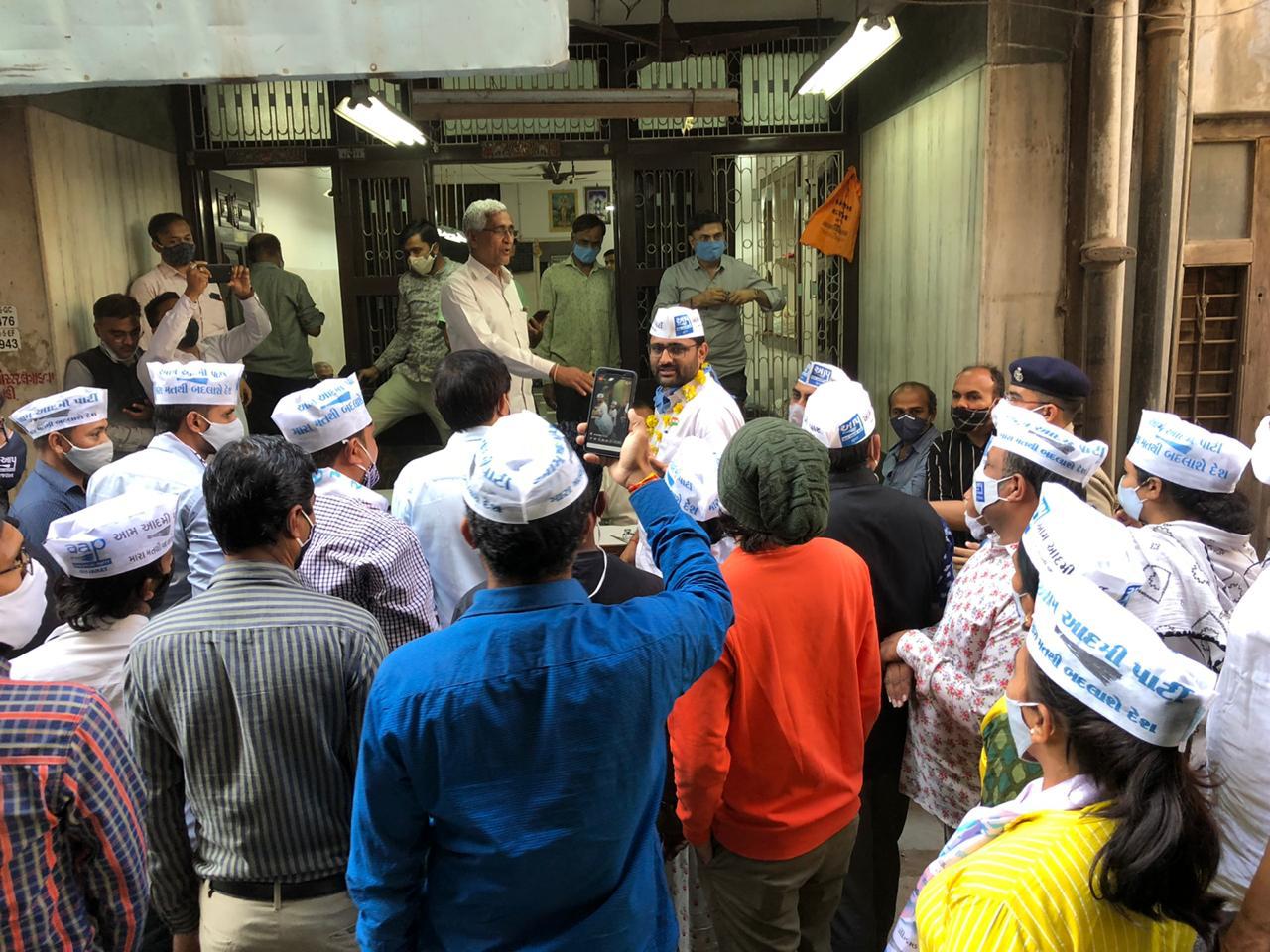 હીરાબજારમાં ડાયમંડ વેપારીઓની રજૂઆત સાંભળવા AAP ગુજરાત પ્રદેશ પ્રમુખ ઇટાળીયાની અટકાયત