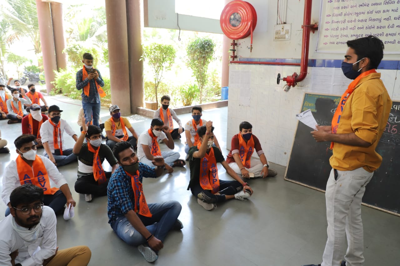 ABVP દ્વારા ધારુકા કોલેજમાં ફી મુદે પ્રિન્સિપલને આપ્યું આવેદનપત્ર