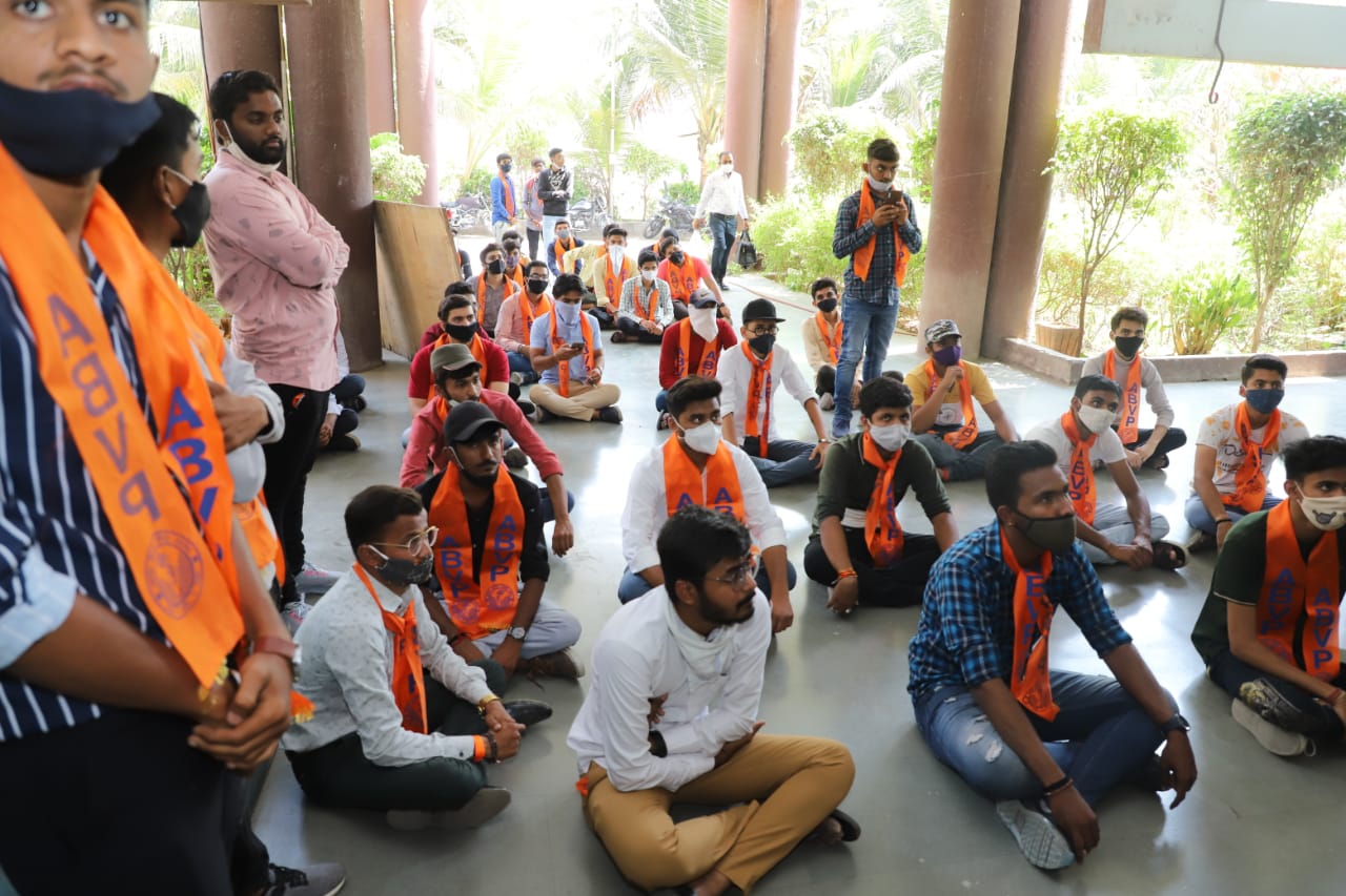 ABVP દ્વારા ધારુકા કોલેજમાં ફી મુદે પ્રિન્સિપલને આપ્યું આવેદનપત્ર