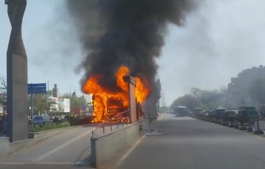 સુરતના BRTS બસ સ્ટેન્ડમાં લાગી આગ