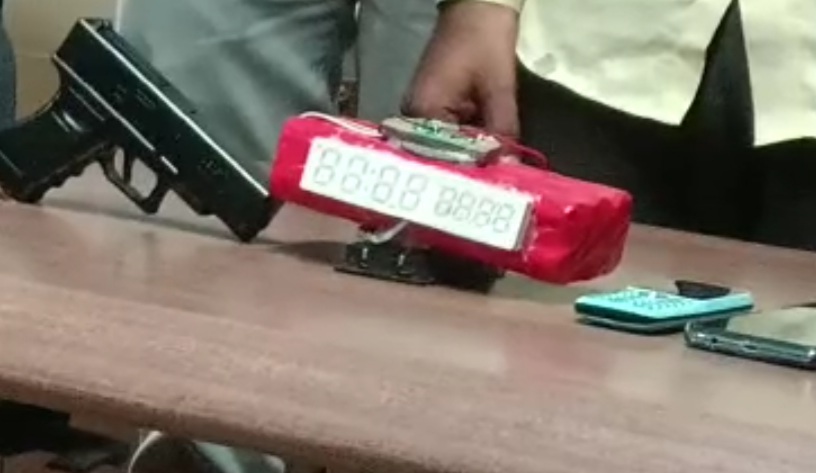ITI student made a duplicate bomb and demanded ransom of 700 grams of gold from the jewellers.