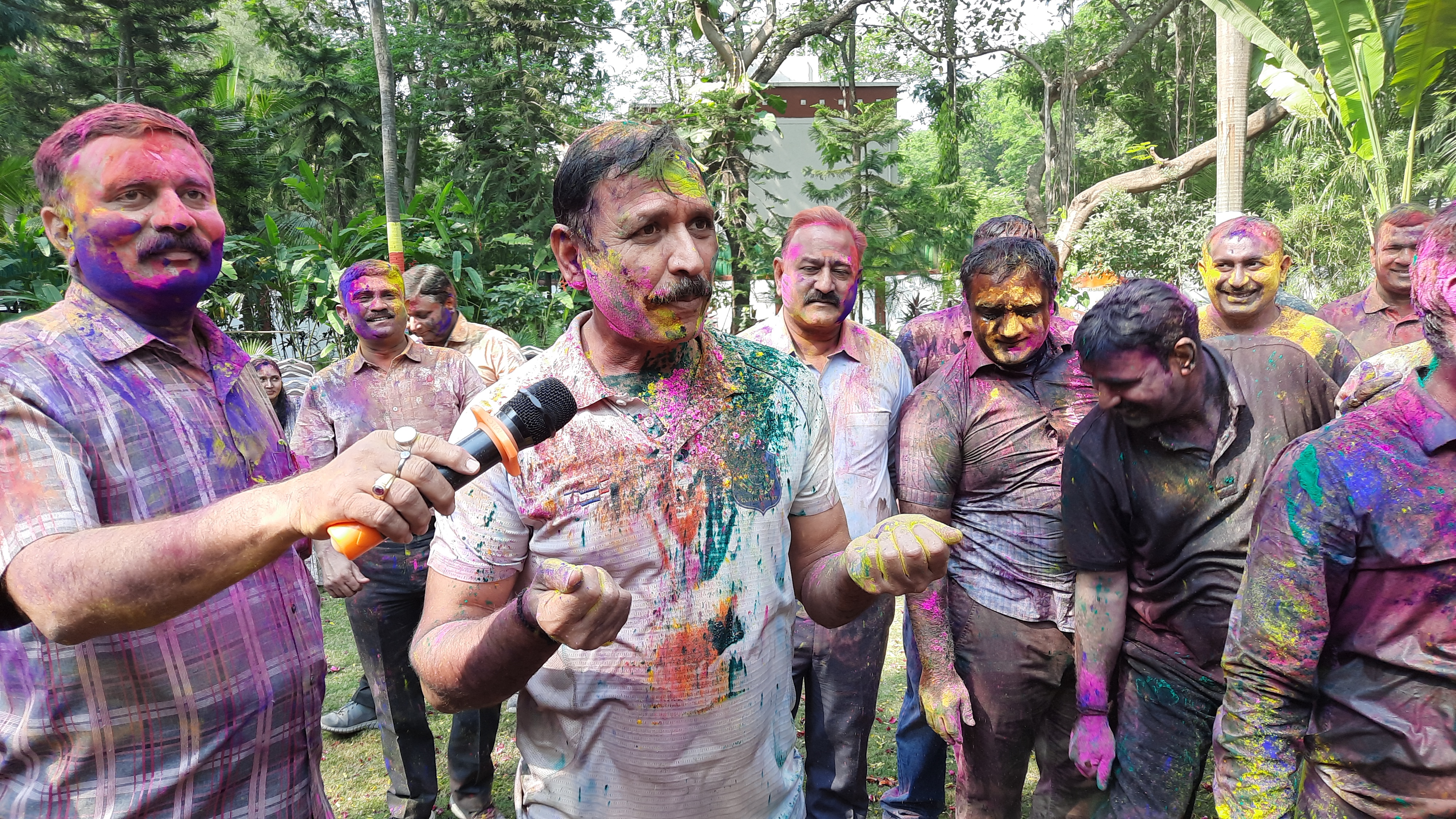 Holi 2023 : સુરત પોલીસ કમિશનર પોતાના અધિકારીઓ અને કર્મચારીઓ સાથે હોળીનો ઉત્સવ ઉજવતા જોવા મળ્યા