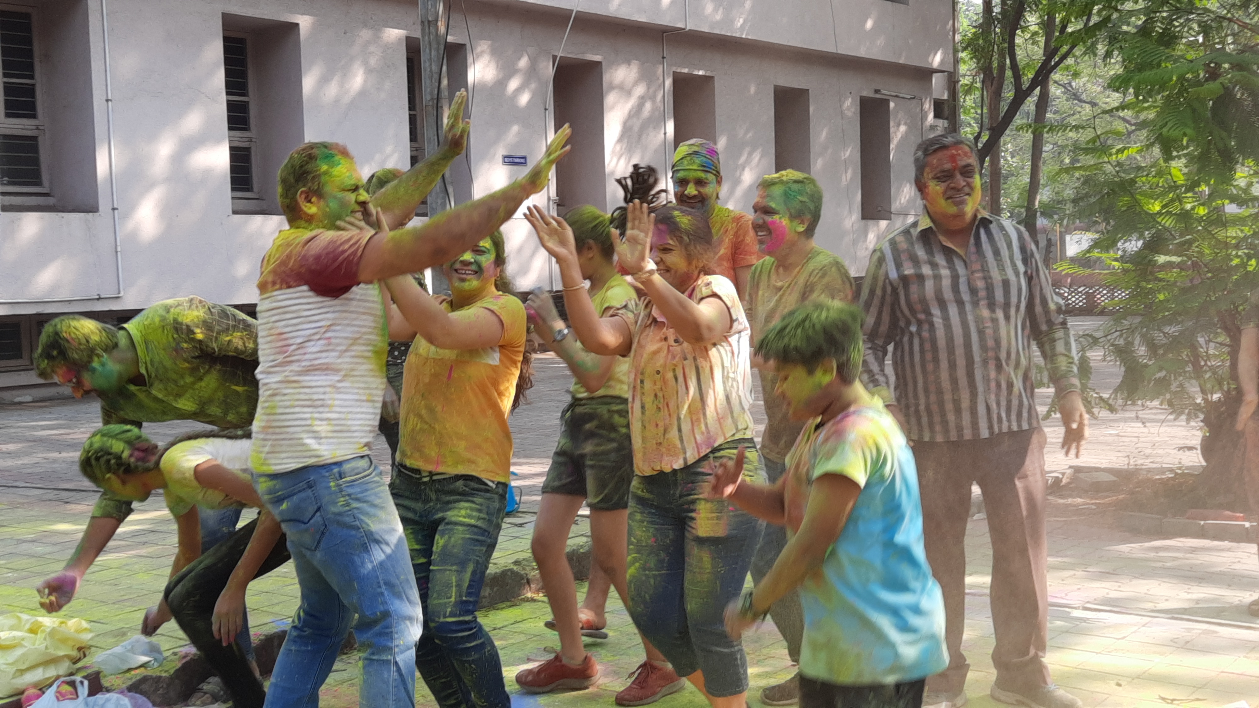 Holi 2023 : સુરત પોલીસ કમિશનર પોતાના અધિકારીઓ અને કર્મચારીઓ સાથે હોળીનો ઉત્સવ ઉજવતા જોવા મળ્યા