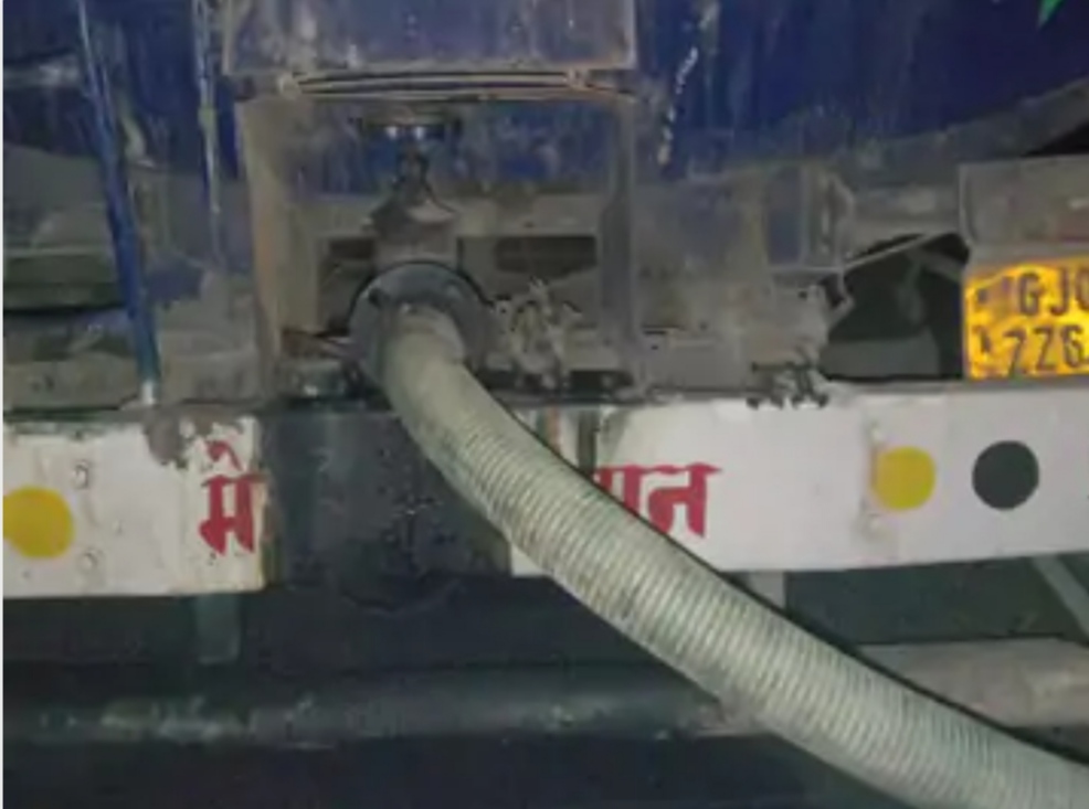 Chemical tanker leaks in Surat  many people died in Chemical tanker leaks in Surat  Surat news  Gujarat news  ಸೂರತ್​ನಲ್ಲಿ ರಾಸಾಯನಿಕ ತುಂಬಿದ ಟ್ಯಾಂಕರ್​ನಿಂದ ಗ್ಯಾಸ್​ ಲೀಕ್​ ಸೂರತ್​ನಲ್ಲಿ ವಿಷ ಅನಿಲ ಸೋರಿಕೆಯಿಂದ ಹಲವರು ಸಾವು  ಸೂರತ್​ ಸುದ್ದಿ  ಗುಜರಾತ್​ ಸುದ್ದಿ