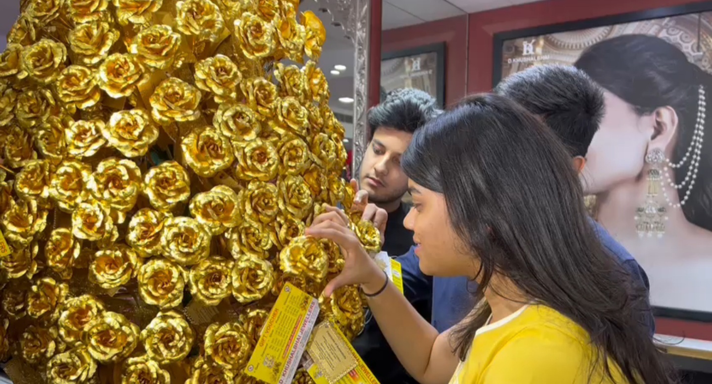 students gifted gold roses to modi for Valentines day