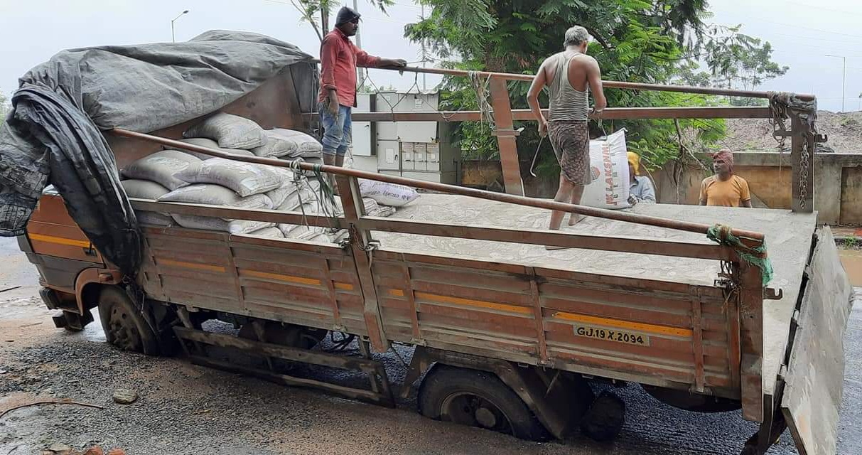 રસ્તા પર ભુવા