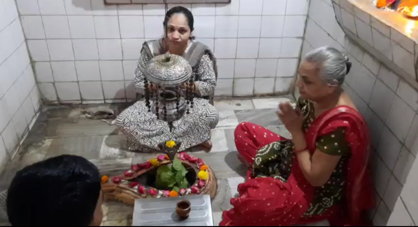 woman priest in kamnath mahadev mandir surat