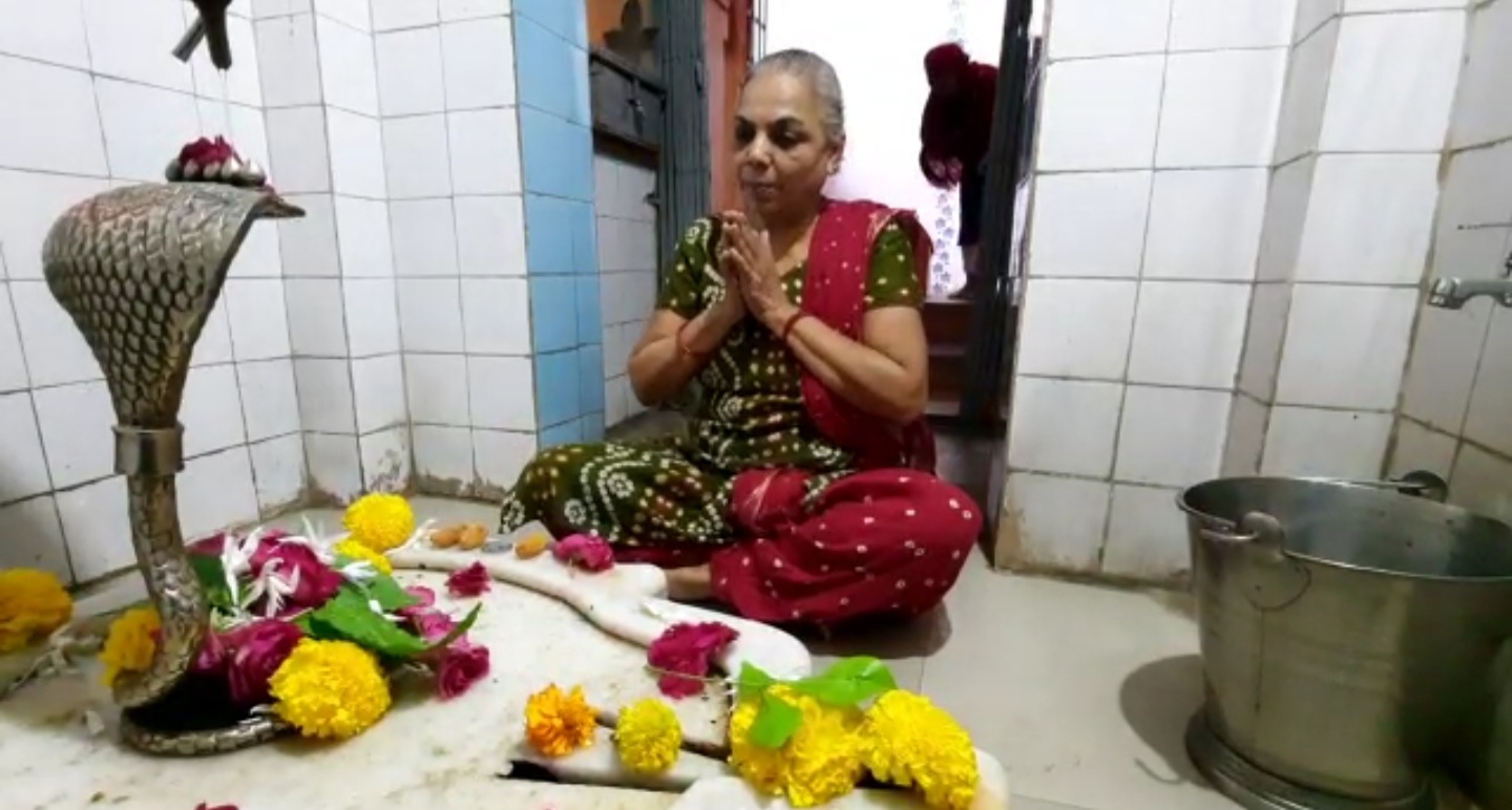 woman priest in kamnath mahadev mandir surat