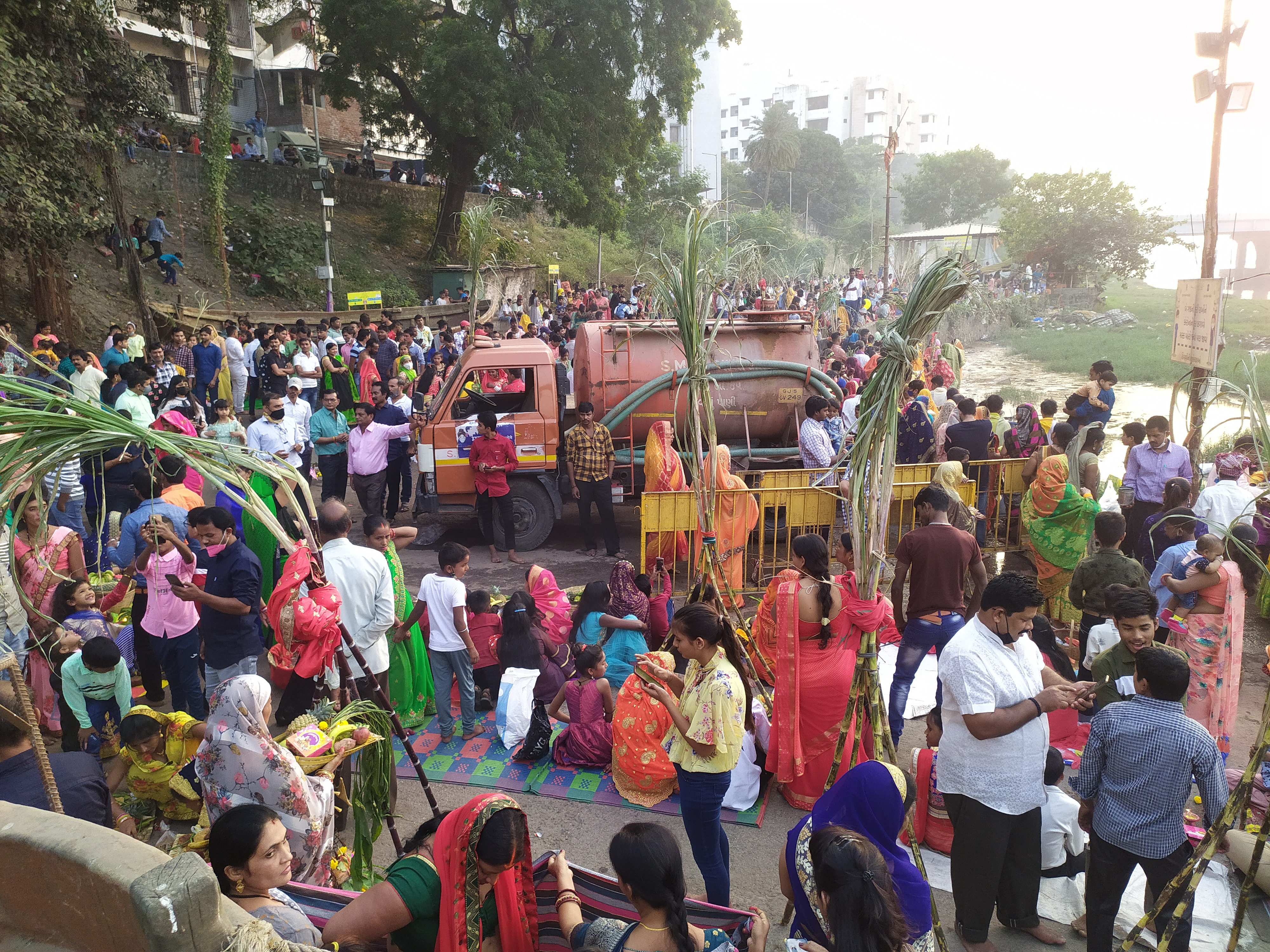Chhath puja 2021: સુરતમાં રહેતા બિહાર અને ઝારખંડના લોકોએ લાખોની સંખ્યામાં કરી છઠપૂજા