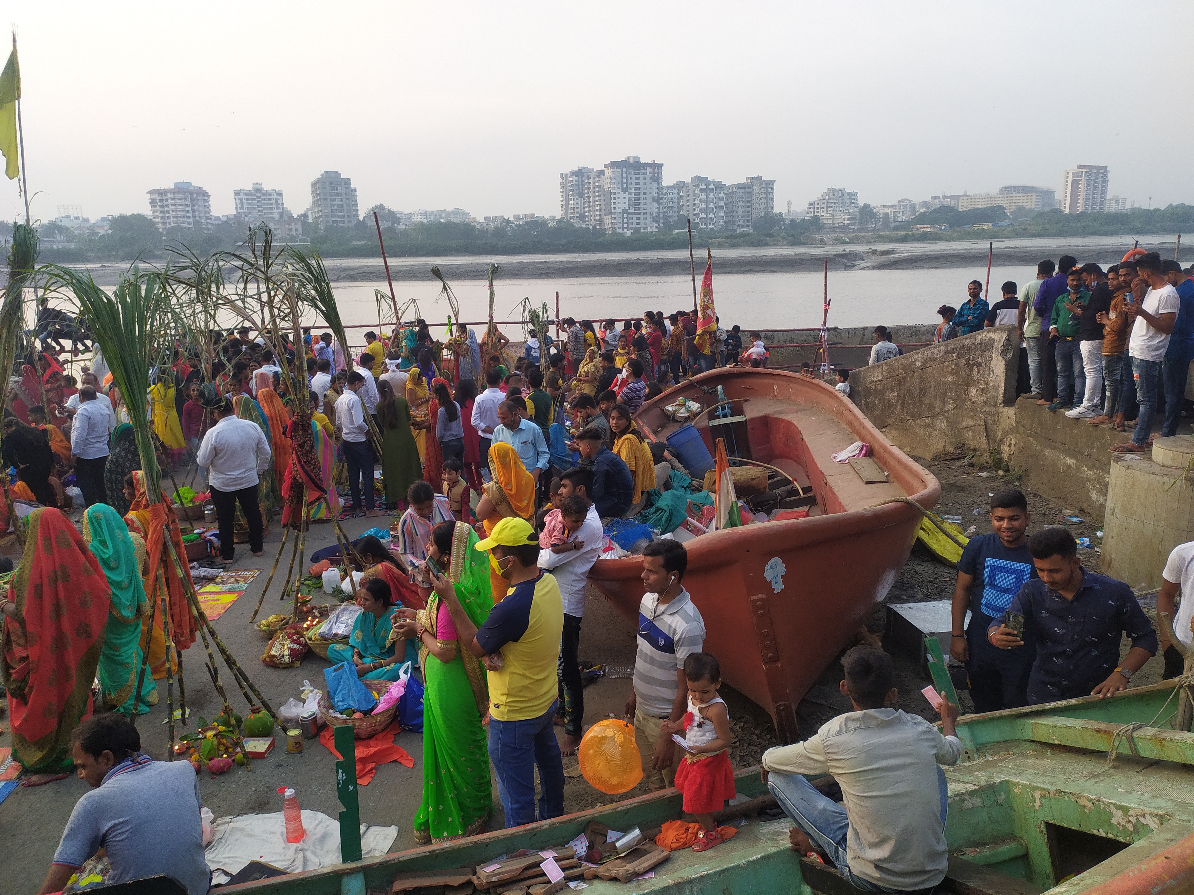 Chhath puja 2021: સુરતમાં રહેતા બિહાર અને ઝારખંડના લોકોએ લાખોની સંખ્યામાં કરી છઠપૂજા