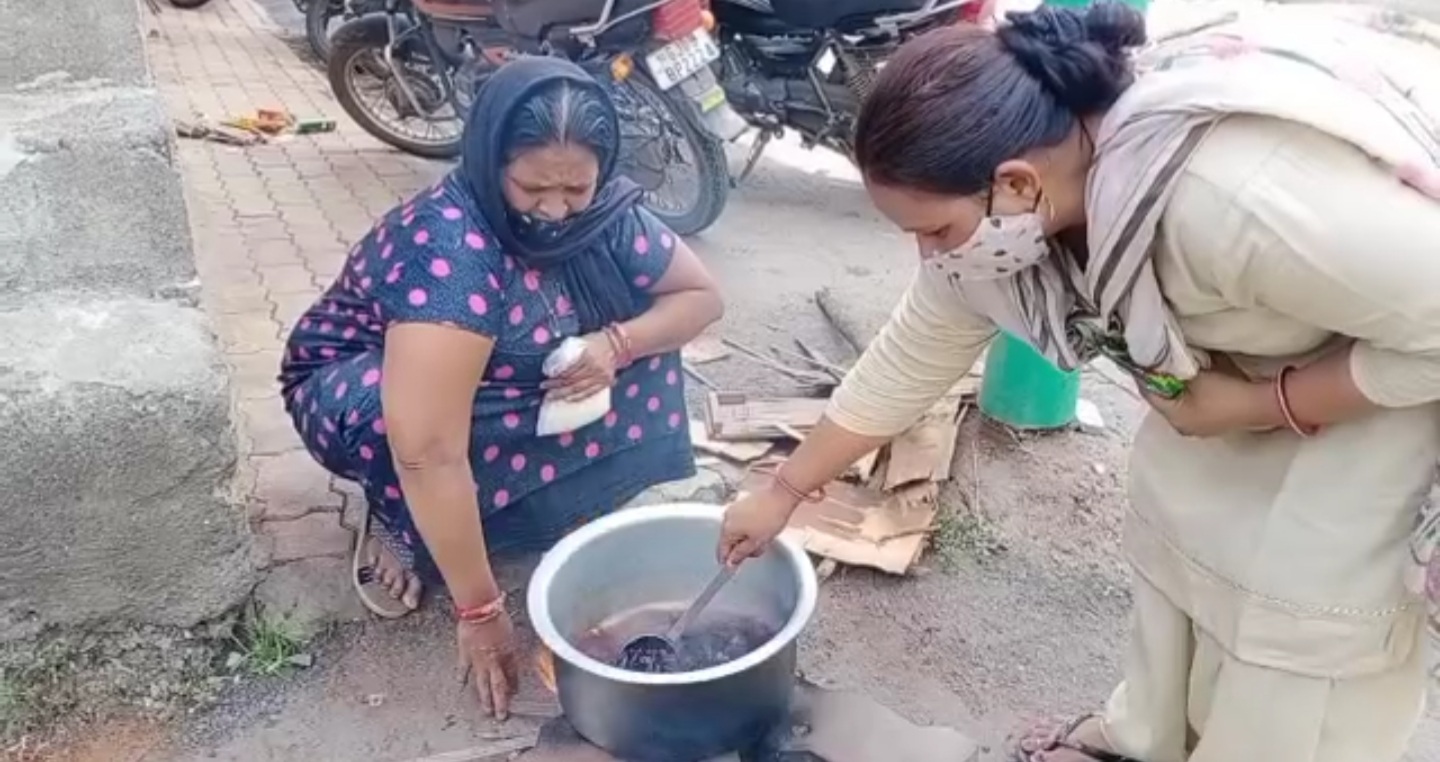 દૂધ વગરની ચા બનાવી કર્યો વિરોધ