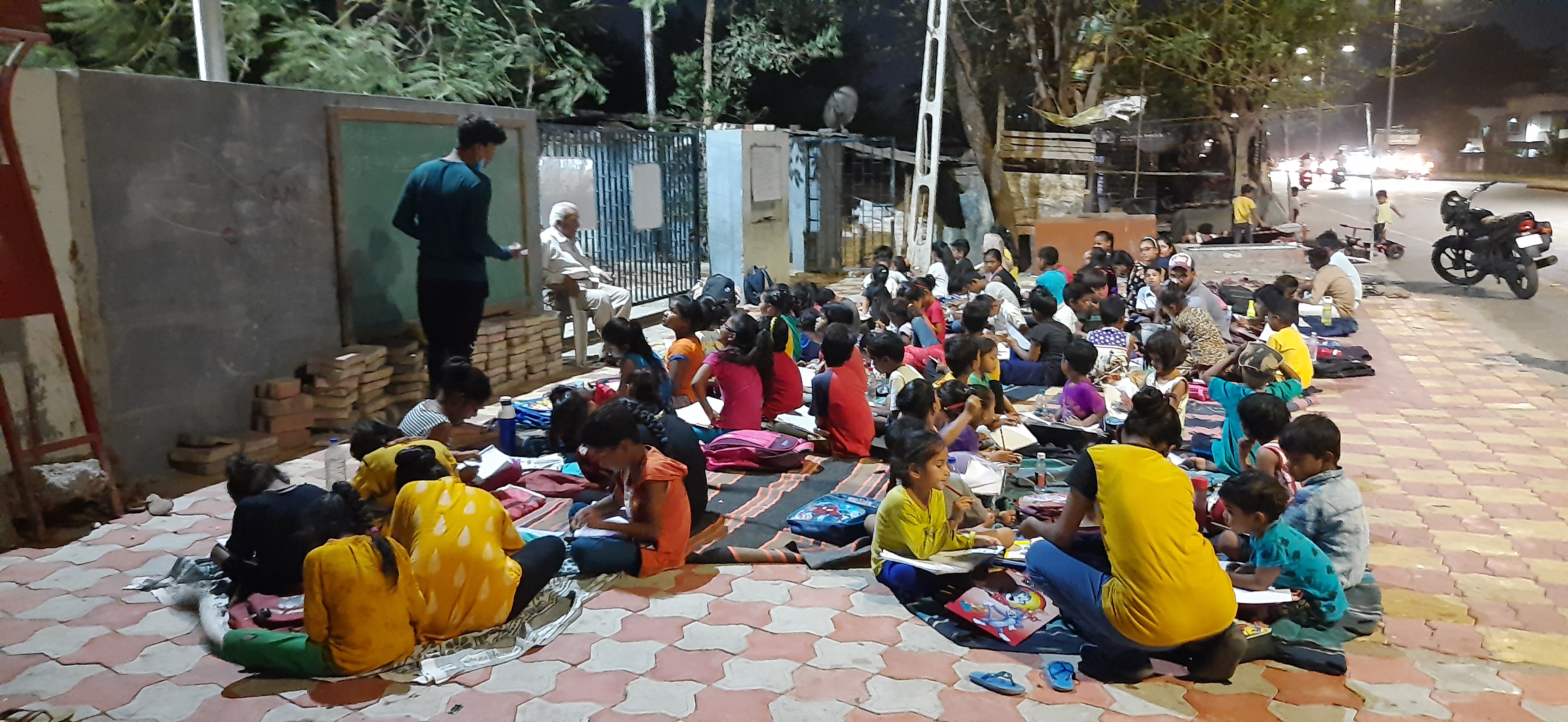 Vadodara man teaching children Under the streetlights