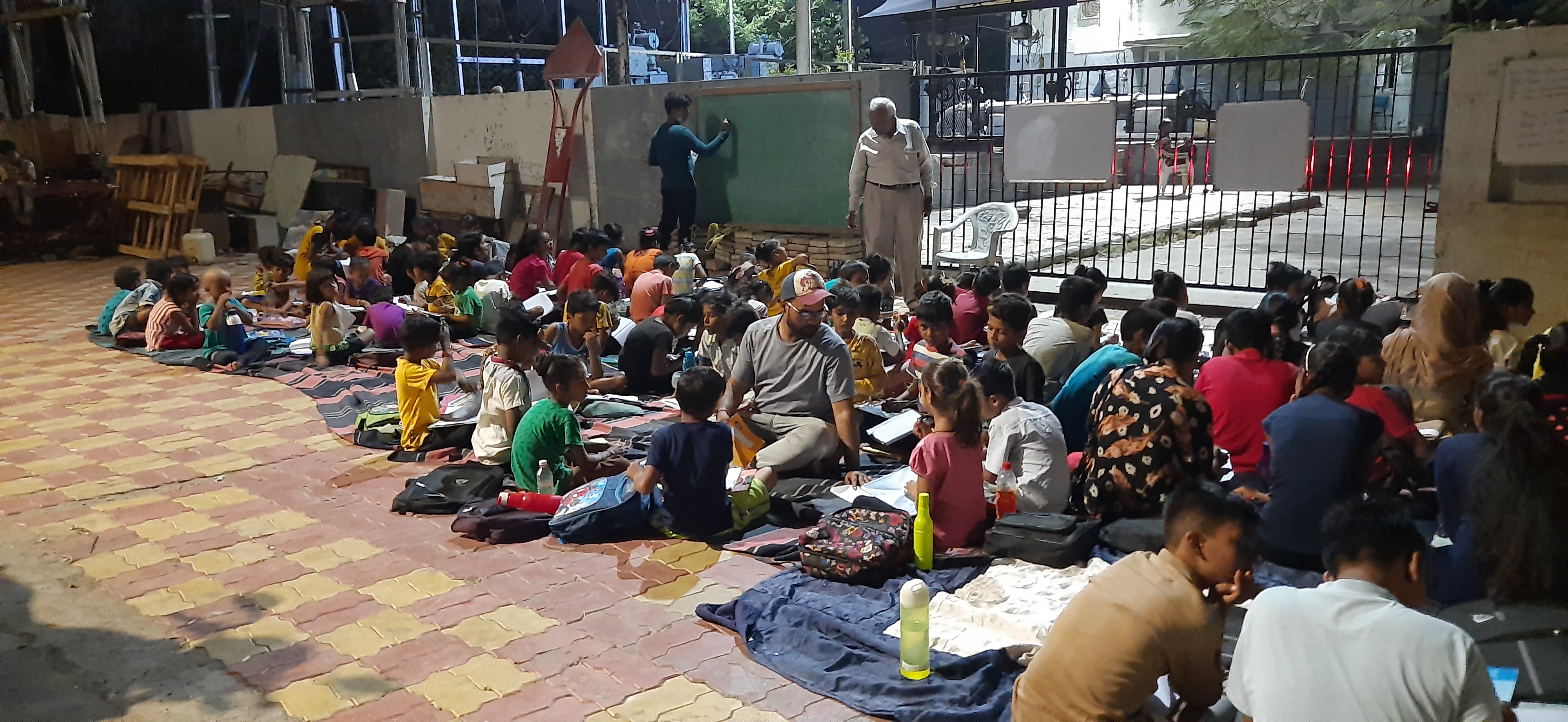 Vadodara man teaching children Under the streetlights