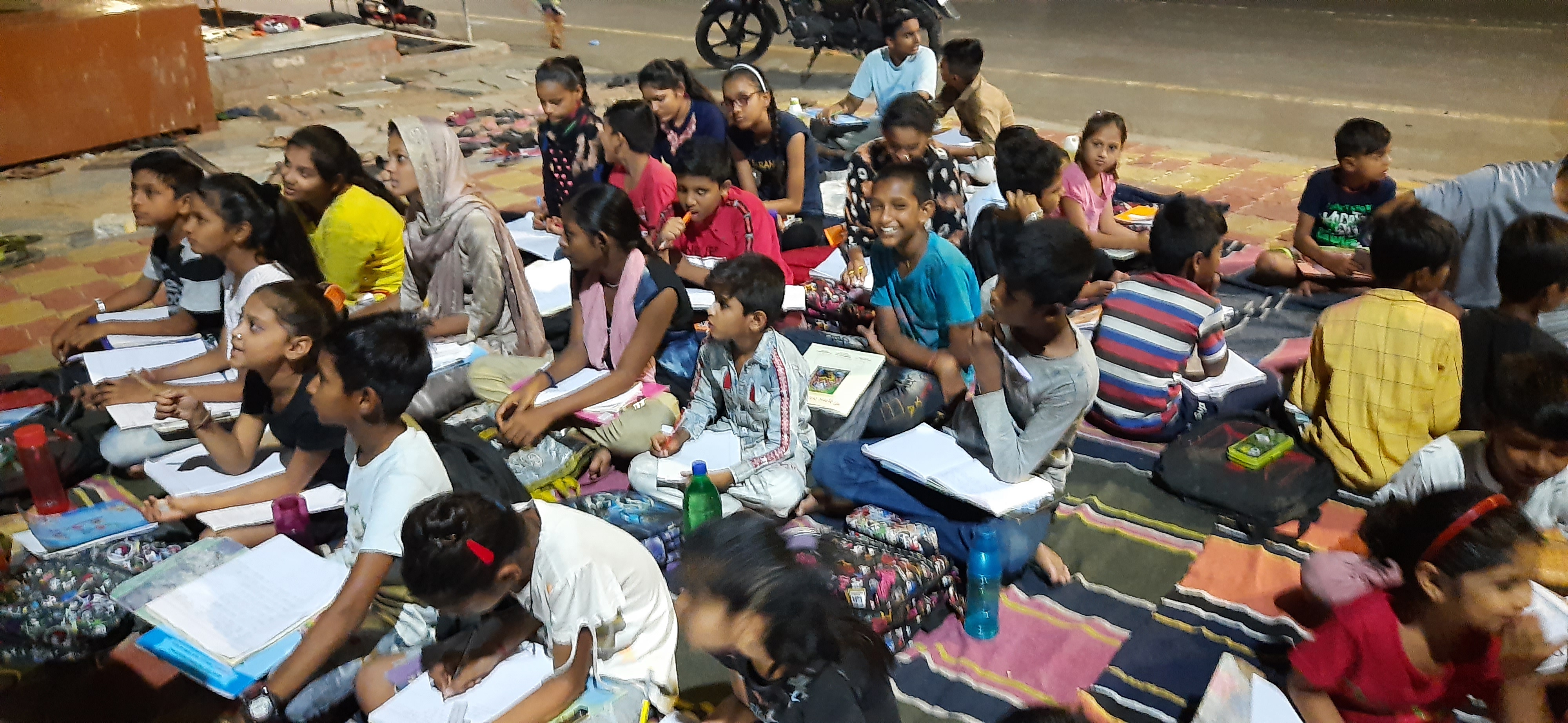 Vadodara man teaching children Under the streetlights