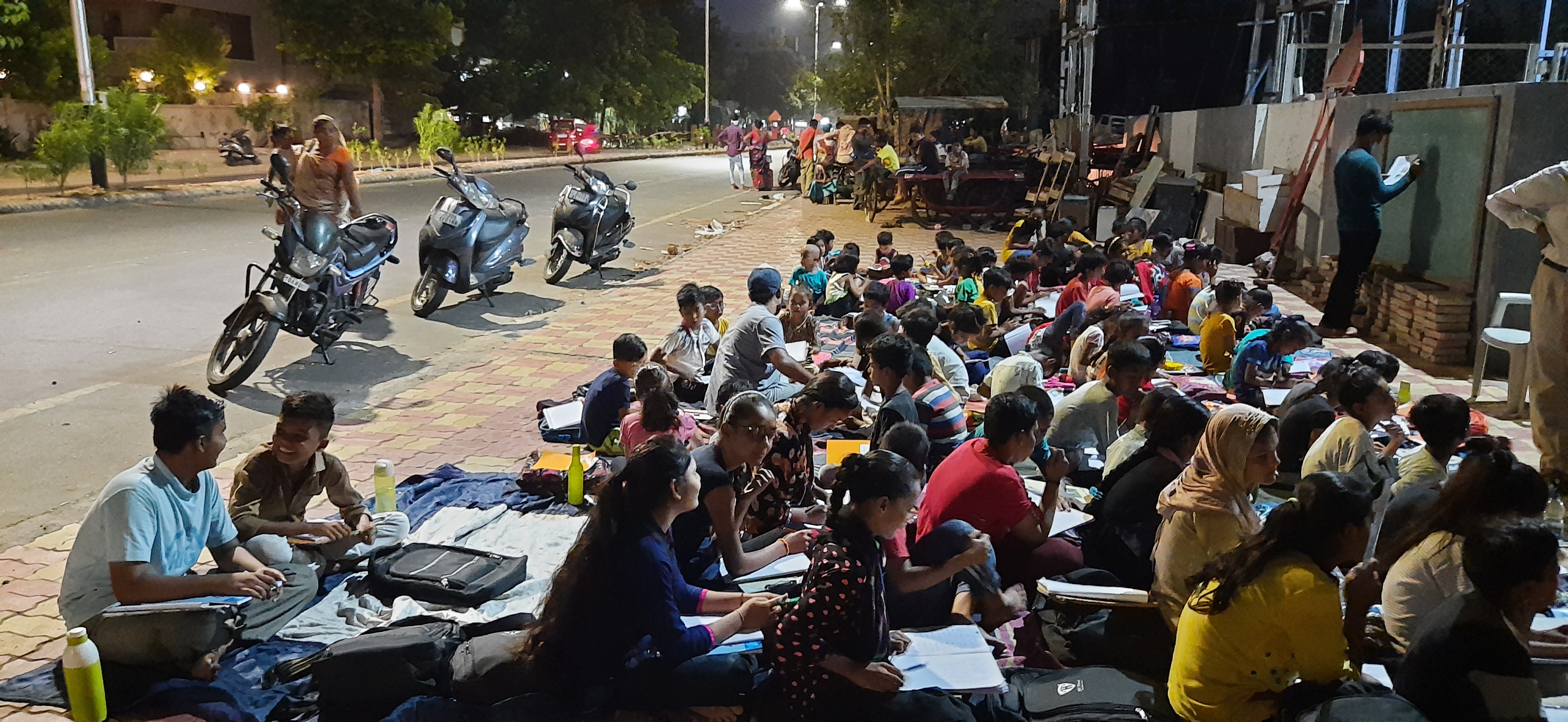 Vadodara man teaching children Under the streetlights