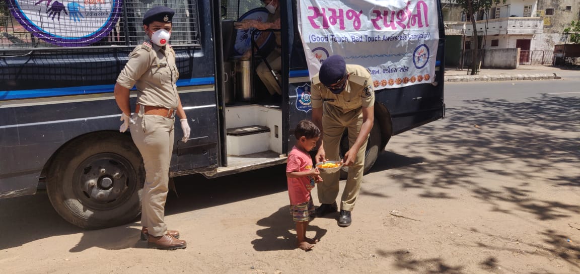 પોલીસની ડ્યુટી સાથે પોલીસ દ્વારા સેવા