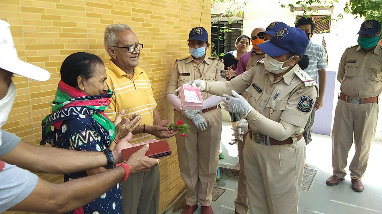 પોલીસની ડ્યુટી સાથે પોલીસ દ્વારા સેવા