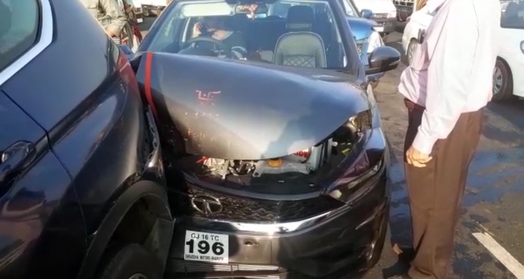 5 Luxurious cars collided on the Vadodara  national highway