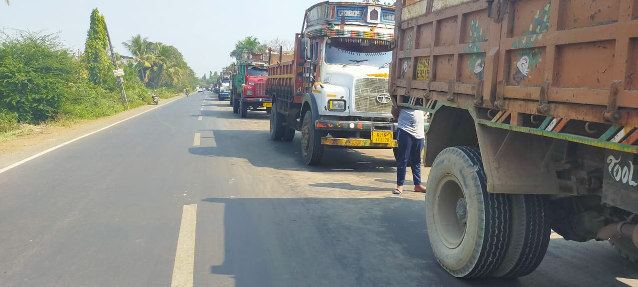 25 રેતી ભરેલી ટ્રકો અટકાવી