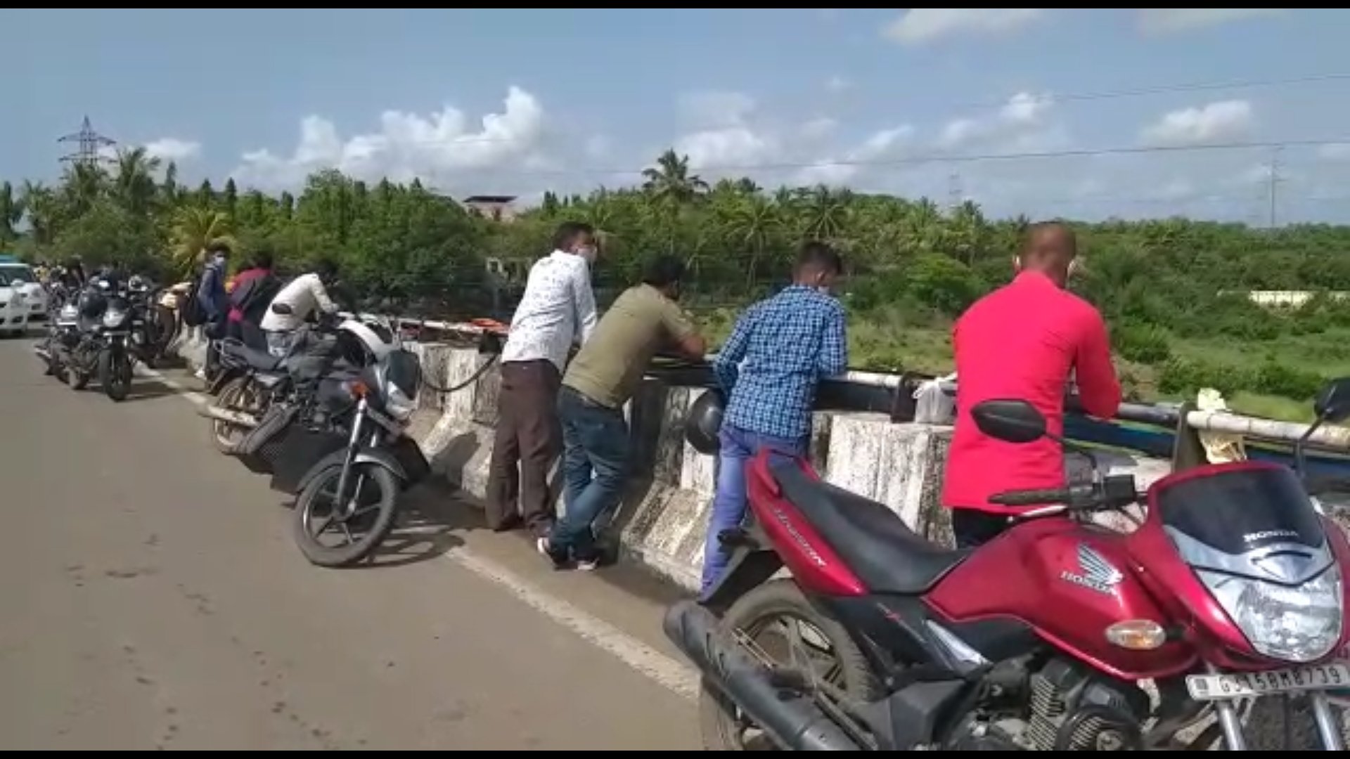 Valsadમાં નદીના Bridge ઉપરથી યુવકની મોતની છલાંગ