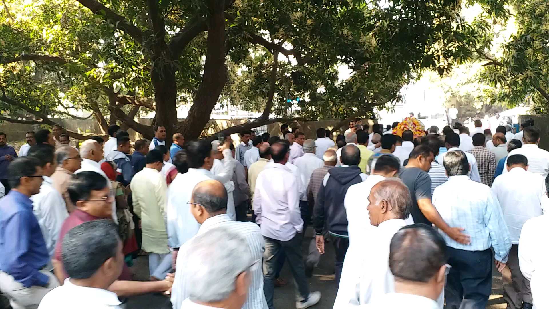 Valsad MLA Daltbhai Desai is no more, political leaders present at funeral