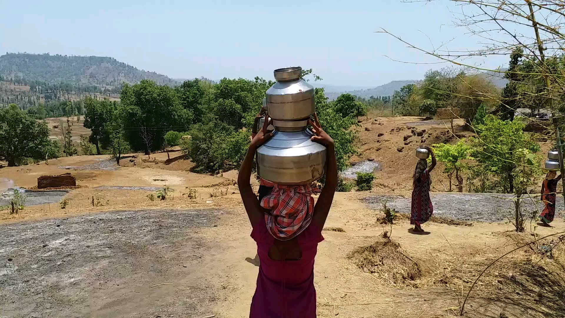 પાણી લઇ જતી મહિલાઓ