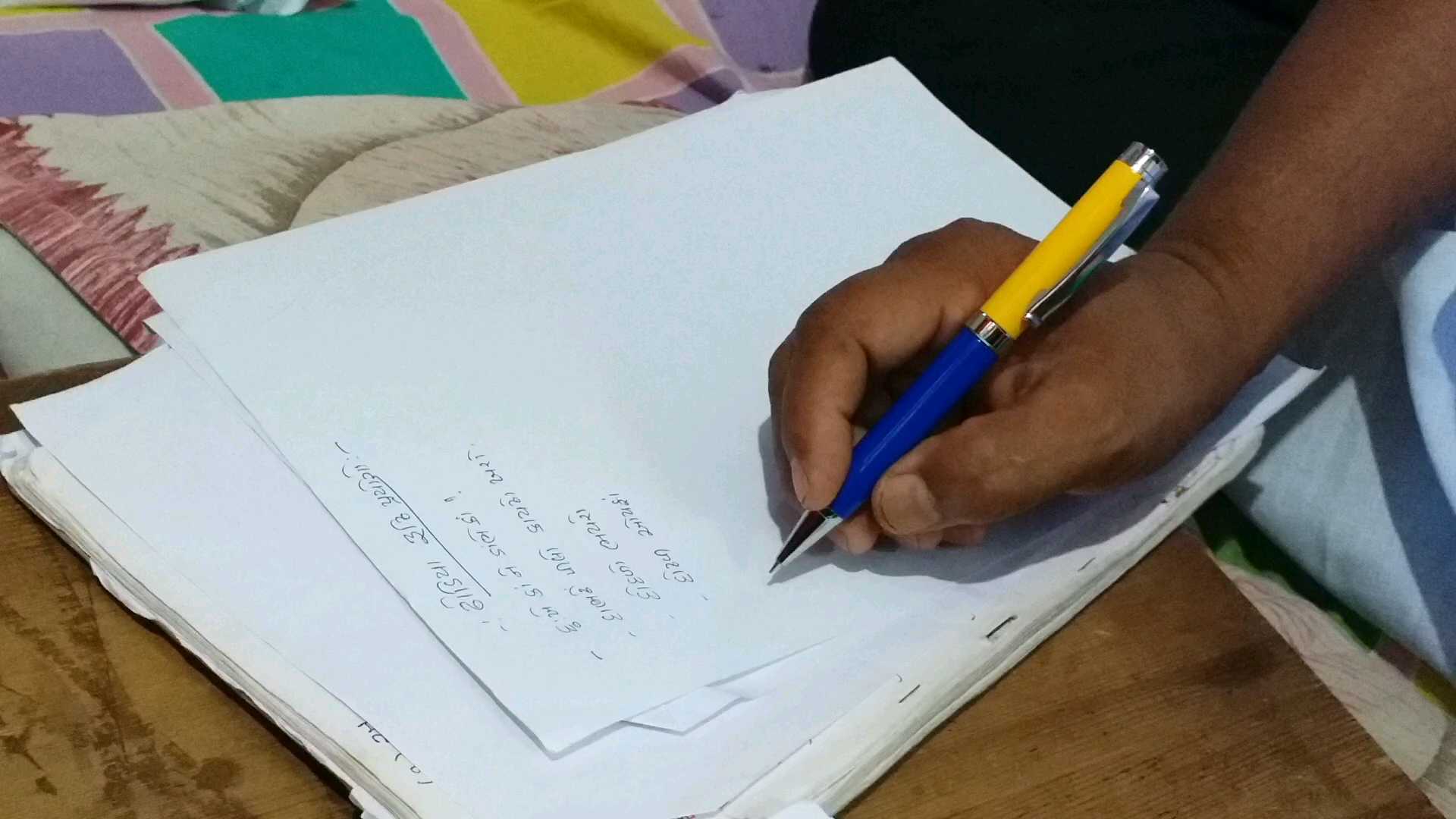 આદિવાસી સમાજની ધોડિયા બોલી સાચવવા માટે એક શિક્ષકે બીડું ઝડપી લખ્યા પુસ્તકો