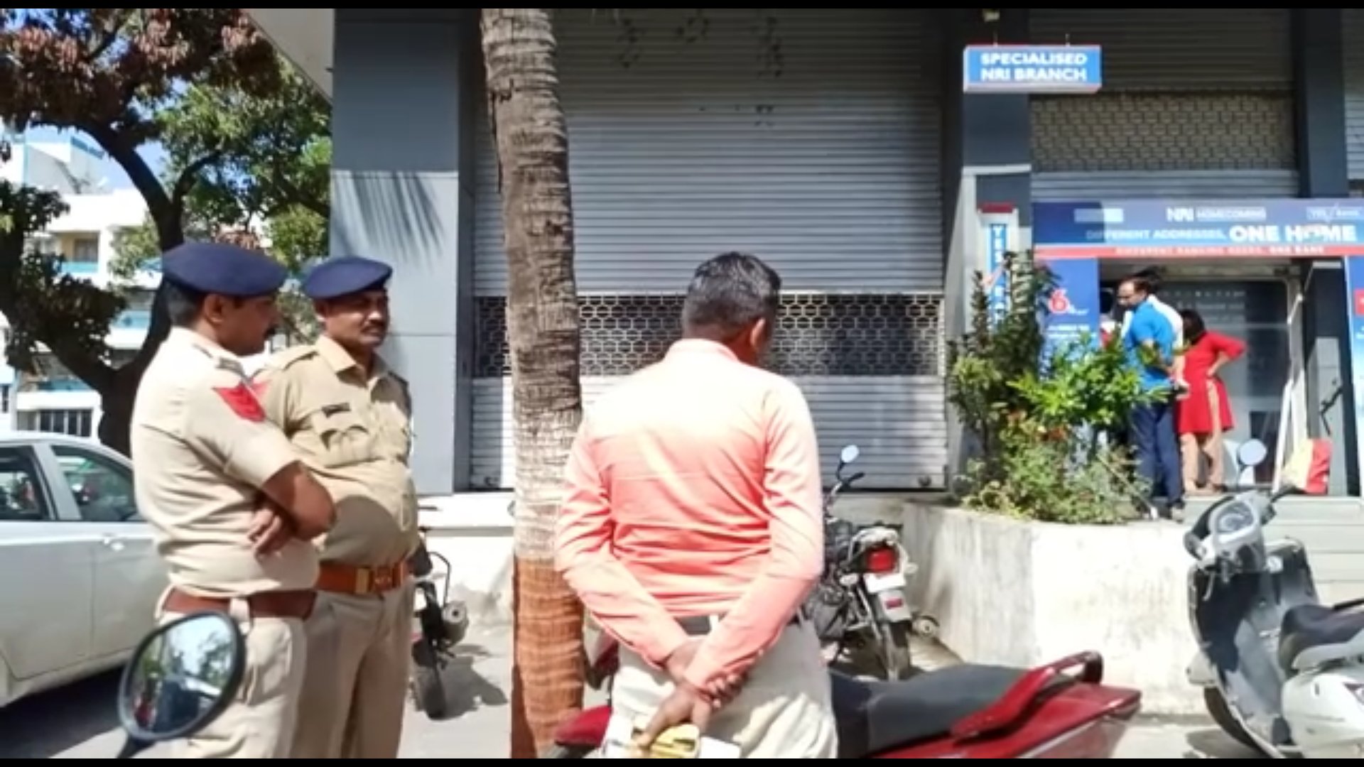 crowd of people gathering to windrow money from Yes Bank In Valsad