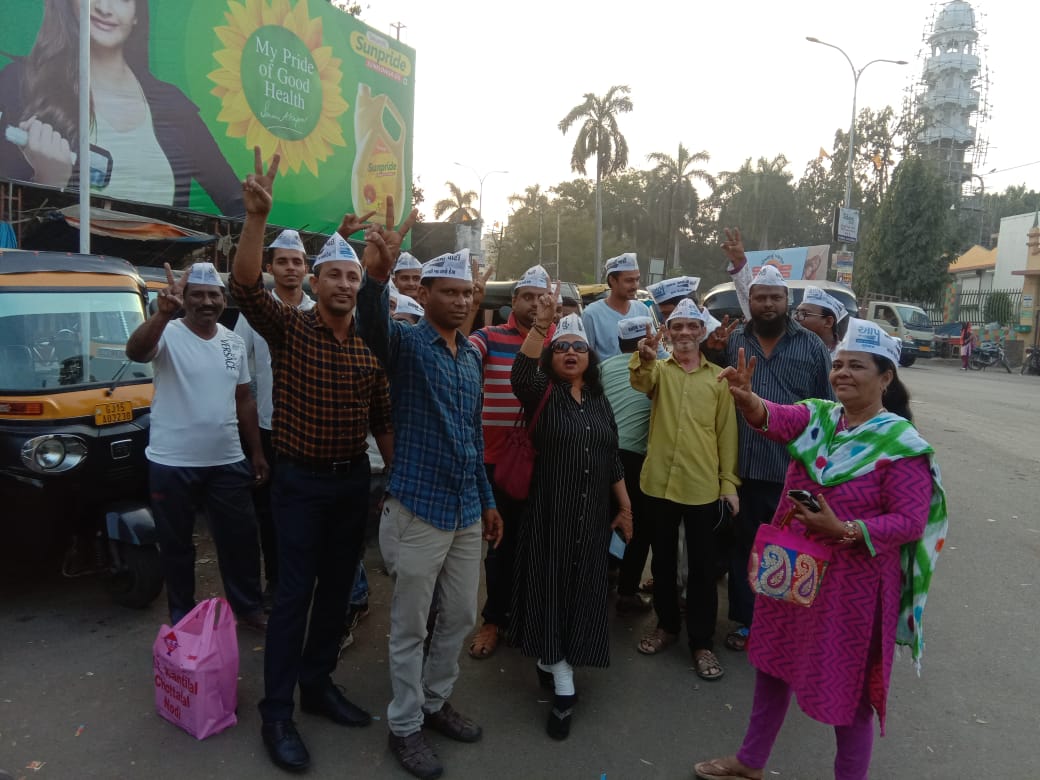 kejriwals-victory-in-delhi-aam-aadmi-workers-celebrate-in-valsad-district